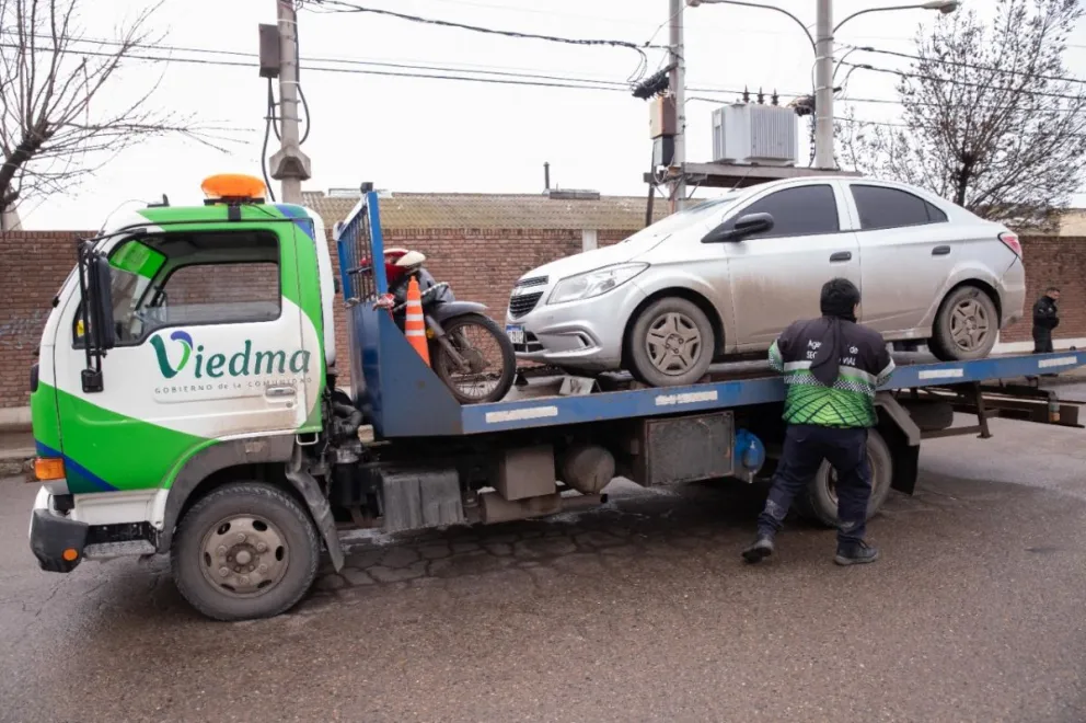 Un auto pasó por arriba a un motociclista, el conductor huyó y salieron en su búsqueda