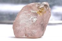 Mineros de Angola encuentran el diamante rosa más grande encontrado en 300 años.