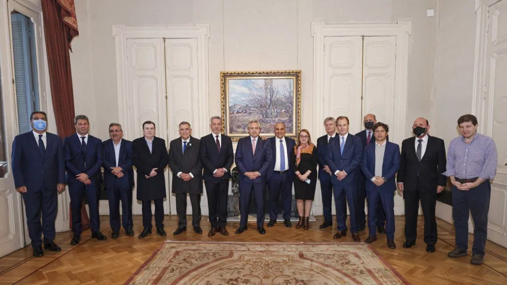 En una "áspera" reunión con gobernadores del PJ, el Presidente prometió "tomar las medidas pertinentes" ante la crisis cambiaria