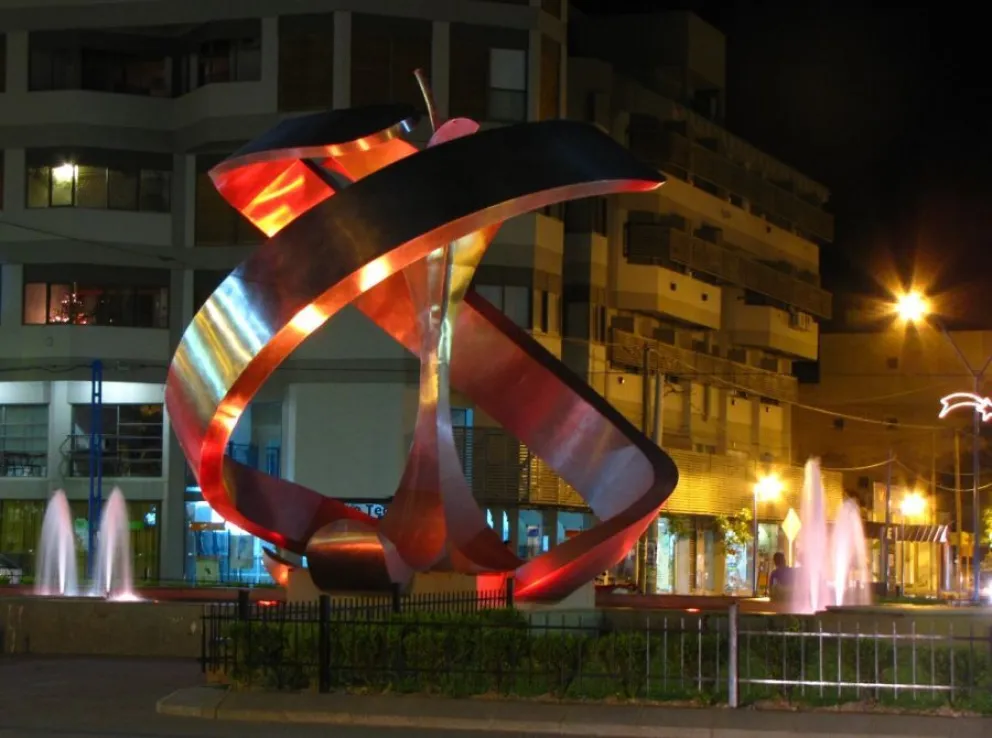 ¿Por qué se iluminará de color naranja el Monumento a la Manzana?