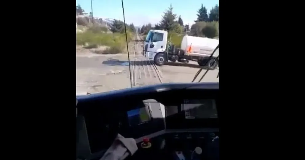 MIRÁ EL VIDEO: Así fue el choque entre el Tren Patagónico y un camión de la CEB