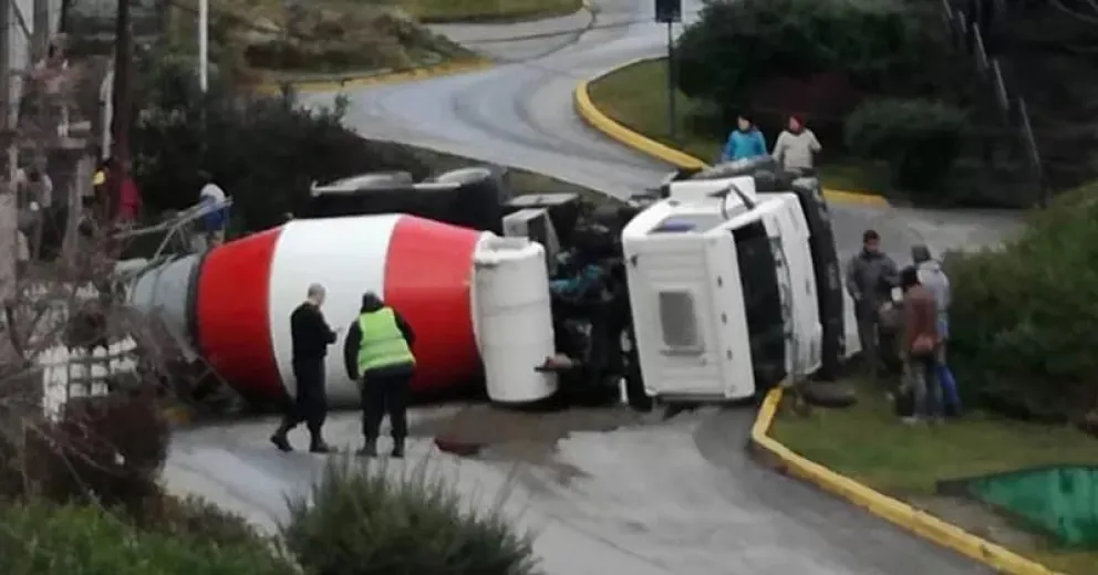 Un camión hormigonero volcó en el zigzag de John O´Connor