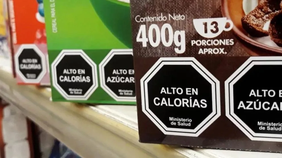 Etiquetado frontal: Anmat prohibió publicitar comida para niños que tenga sellos negros