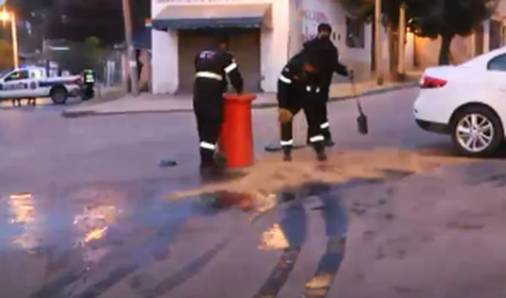 Motociclistas no dejaban de caer al pasar por una calle salteña: todo era causado por una reconocida peña
