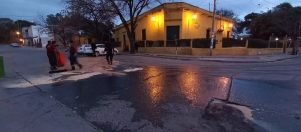 ¡Un peligro! Reconocido local gastronómico cubrió las calles salteñas con aceite y ahora deberá pagar por ello