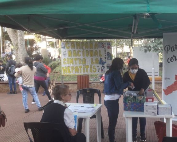 Llevan adelante un operativo de vacunación en la plaza Sarmiento de Eldorado 