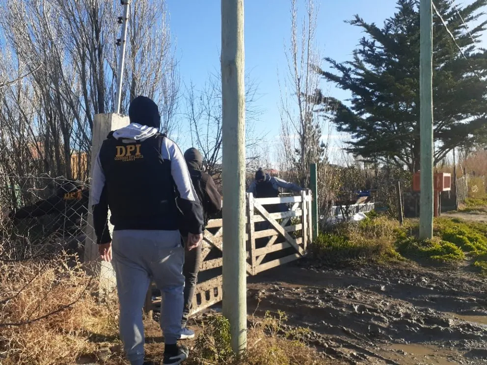 Lo allanaron por el robo de una cubierta de auxilio y encontraron un arma denunciada como sustraída