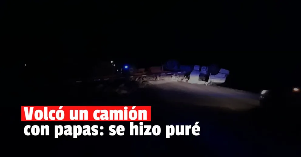 Volcó un camión que traía papas en 25 de Mayo 