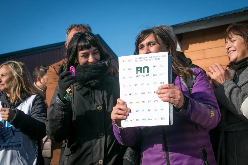 Entregaron viviendas a docentes en Altos del Este