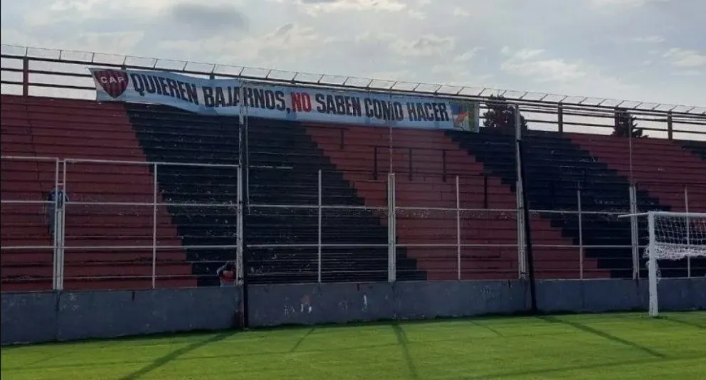 Patronato: tras el escándalo frente a Barracas Central, apareció una bandera que calentó la previa del partido contra Boca