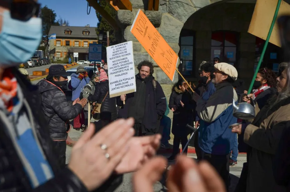 Vecinos concentraron en el Centro Cívico por el aumento del boleto