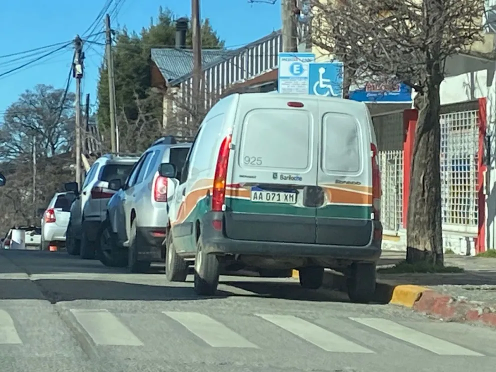 Una camioneta municipal obstruye un estacionamiento para personas con discapacidad  