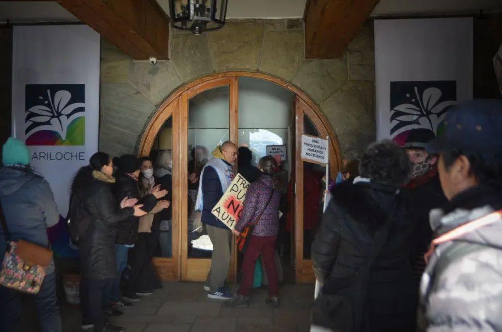 La Asamblea Popular Bariloche se manifestó en el recital de La Konga