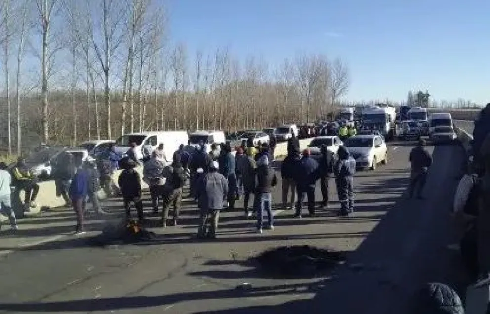 AHORA: Trabajadores rurales levantaron el corte en la ruta 22