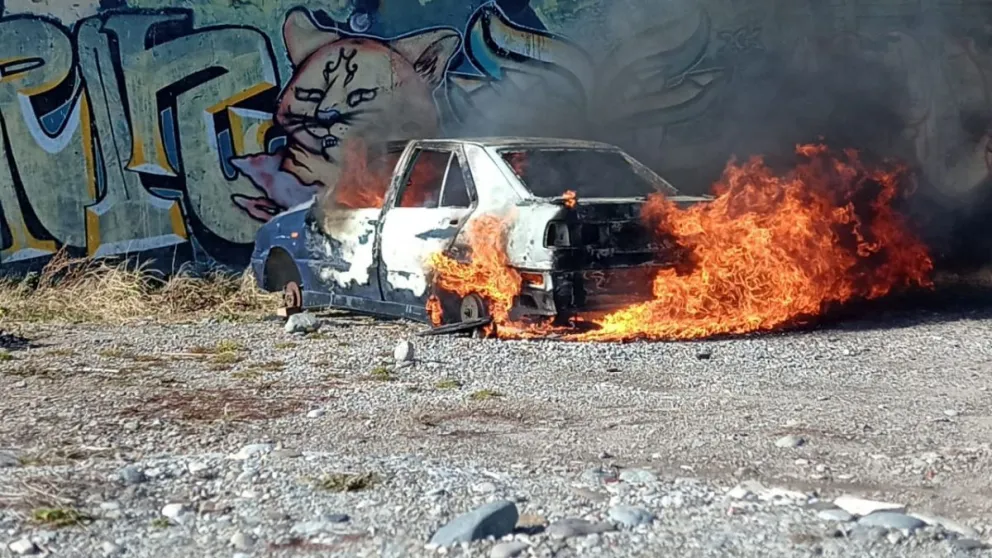 Misterio: en playa Centenario abandonaron un auto en llamas 