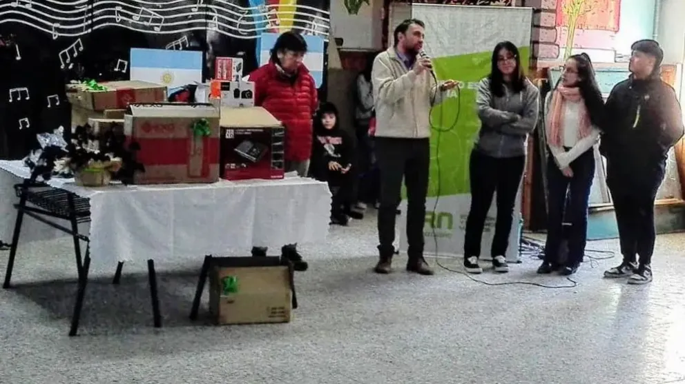 Educación entregó equipamiento para producción audiovisual escolar en la ESRN 33