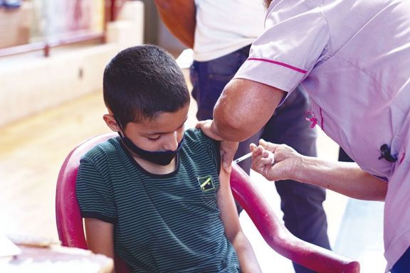 Buscan vacunar contra el Covid a 52 mil niños de entre 6 meses y 3 años