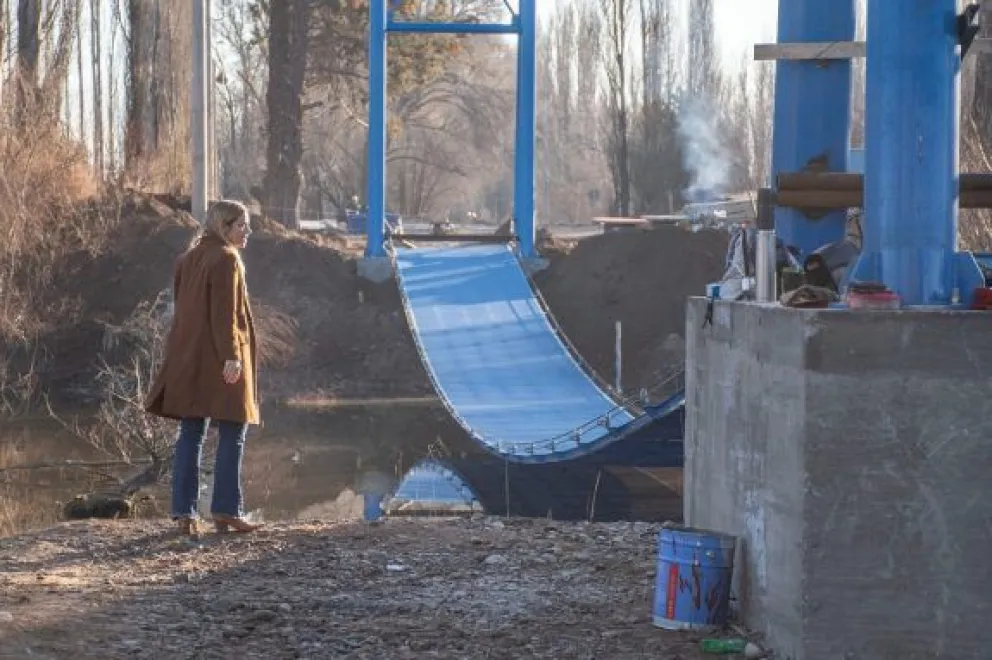 Avanza la obra de la ciclovía de la ruta 6: colocan un puente colgante sobre la laguna