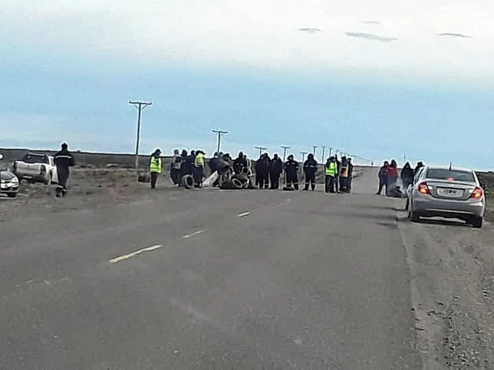 Puerto Deseado: estibadores cortan la Ruta 287 en reclamo de barcos 