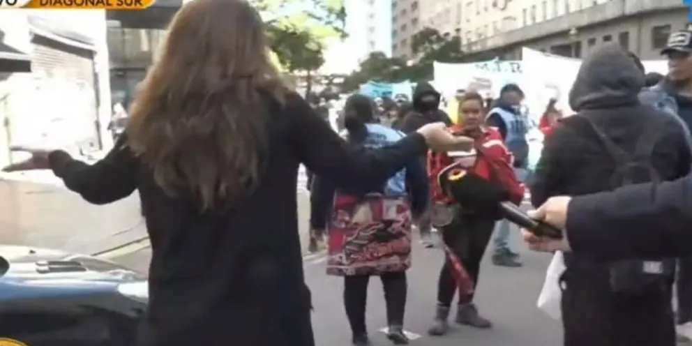 “Ustedes paran y nosotros laburamos”: una mujer se cansó de esperar en un piquete y liberó la calle