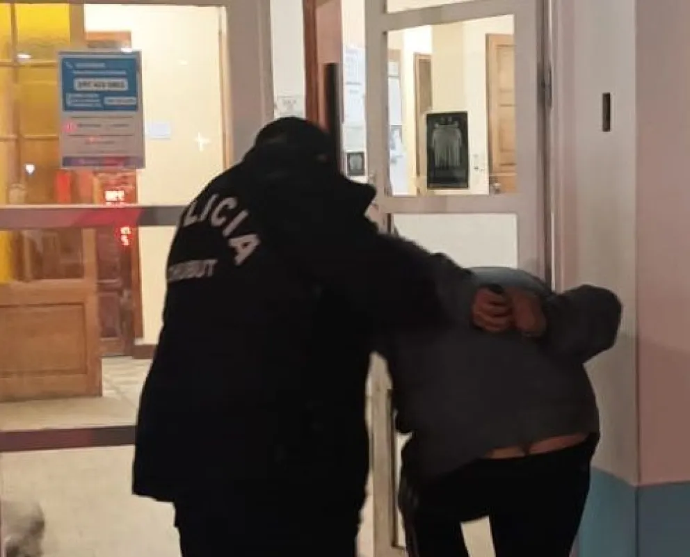 Rompió uno de los vidrios de la puerta de la terminal y fue aprehendido