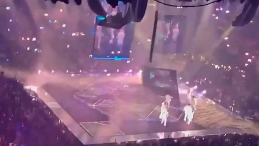 Video: una pantalla gigante cayó sobre dos músicos en un recital en Hong Kong