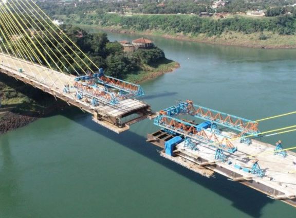 El Puente de la Integración está a 17 metros de unirse a su tramo central