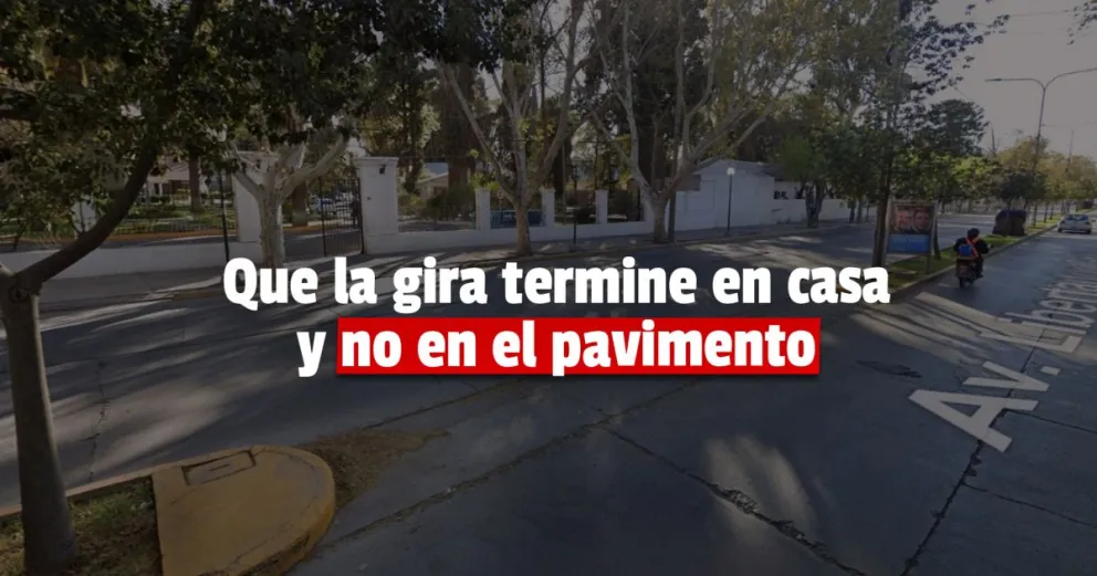 Circulaban por una transitada avenida, doblaron en U y uno se cayó del auto 