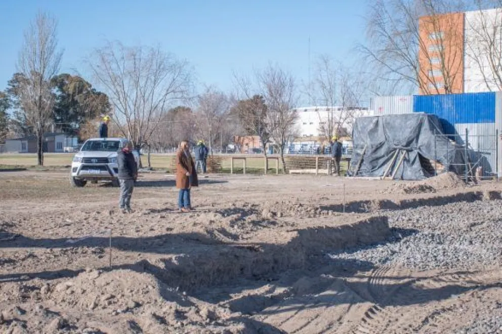 ¡Mueven las máquinas! Trabajan el terreno para la pileta semiolímpica de zona norte 