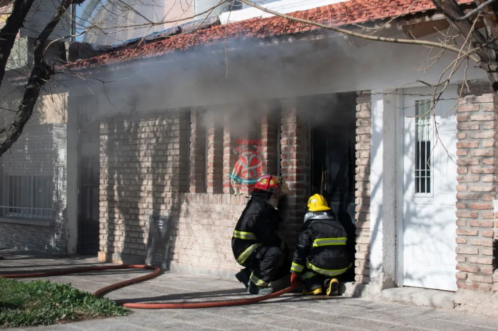 Los bomberos socorrieron una señora mayor por un incendio sobre calle Brasil