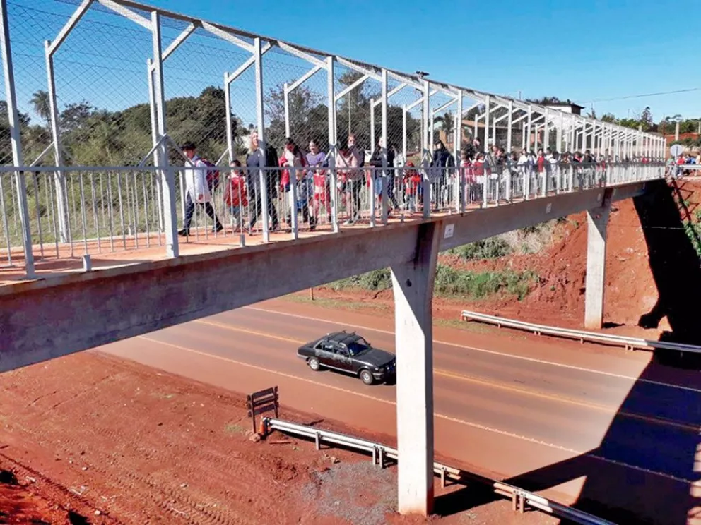 Habilitan puente peatonal para escuela tras años de reclamos