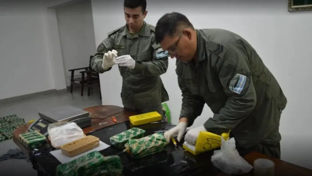 Vio a Gendarmería y huyó para Bolivia, dejando un bolso tirado