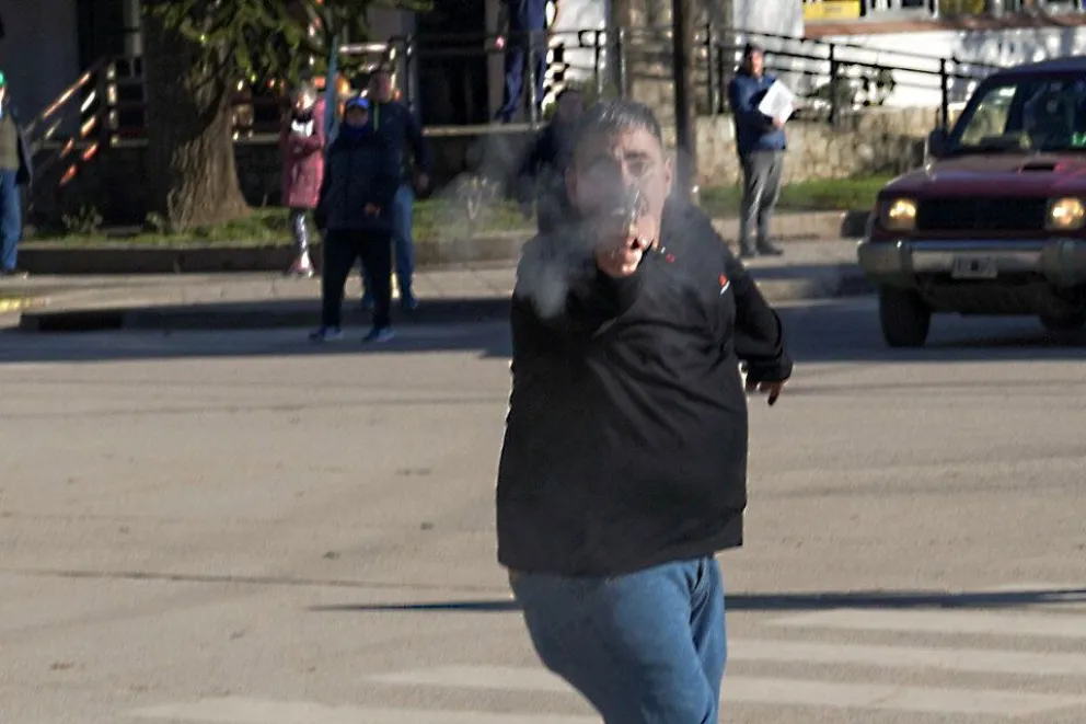 San Martín de los Andes: se entregó el autor de los disparos en la protesta de ATE