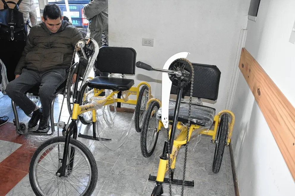 A través de la Policía Federal se logró la llegada y entrega de dos bicicletas adaptadas