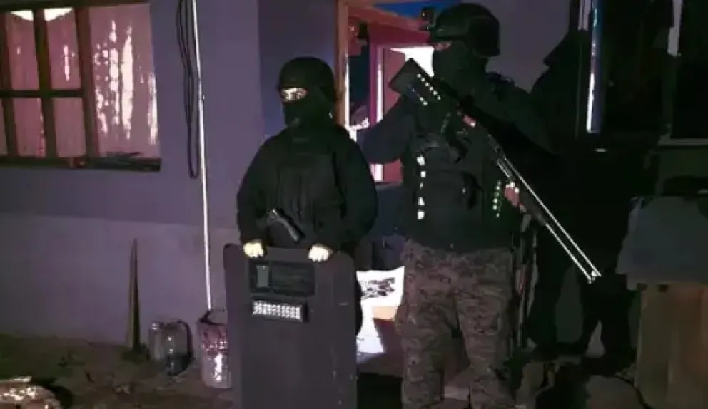 Cuatro detenidos, droga y medio millón de pesos fue el resultado de un allanamiento céntrico