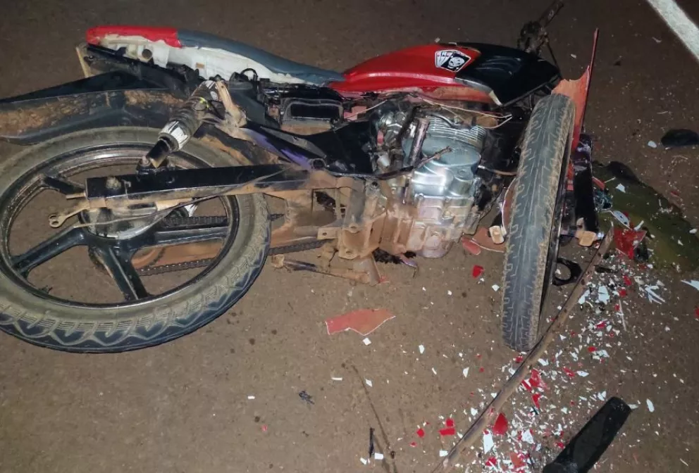 Dos lesionados tras impacto entre moto y auto en San Vicente