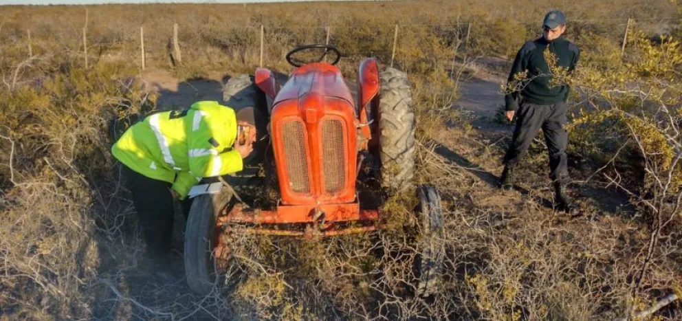 Robó un tractor y lo escondió en el campo, pero fue descubierto por la policía