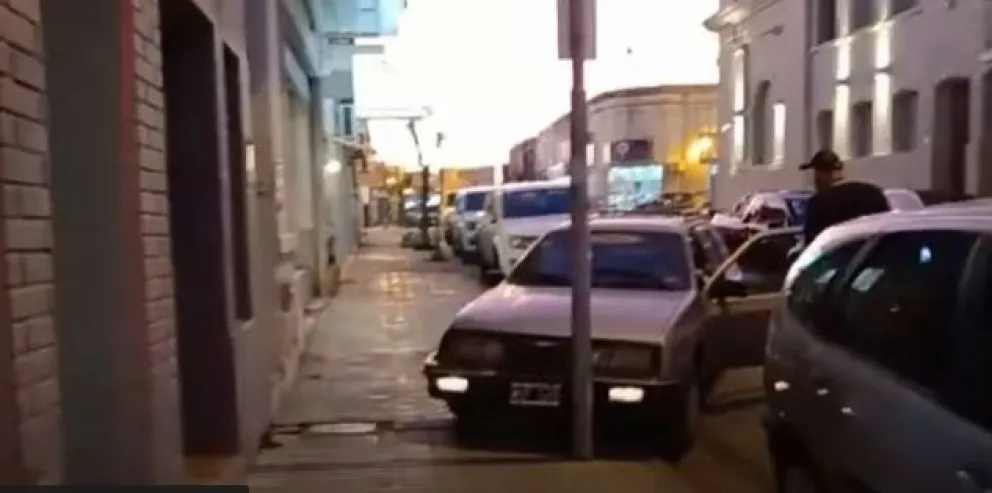 En Patagones, un automovilista imprudente terminó en la vereda y fue increpado
