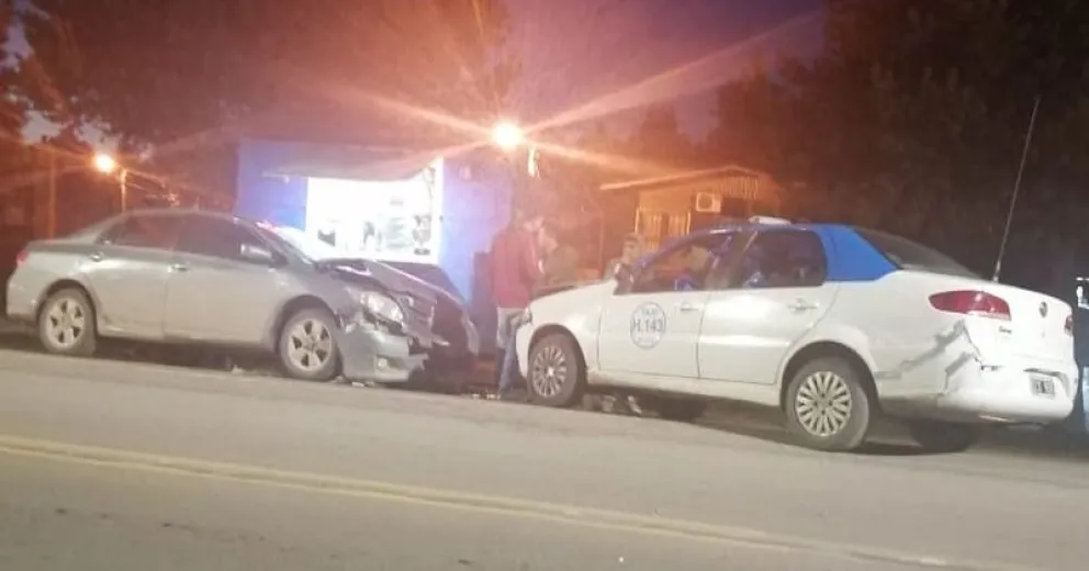 Fuerte choque frontal entre un taxi y un auto particular