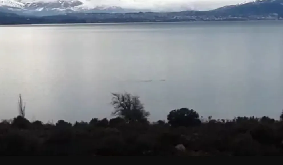 VIDEOS: Otra vez registraron una figura misteriosa en el Nahuel Huapi