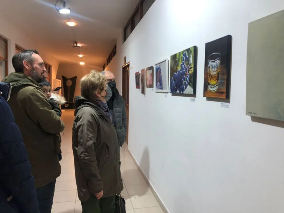 El artista plástico Naco Fichetti y la Filarmónica de Río Negro colmaron el Centro Cultural