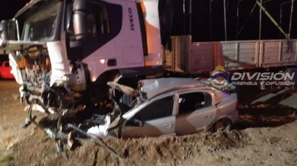 Una pareja falleció en un tremendo choque en la Ruta 237