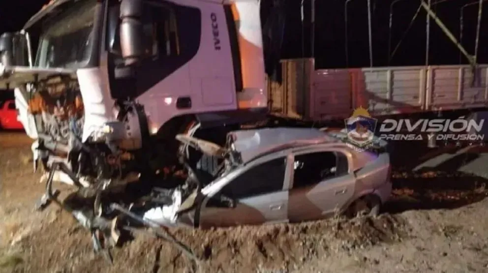 Una pareja falleció en un violento choque entre un auto y un camión