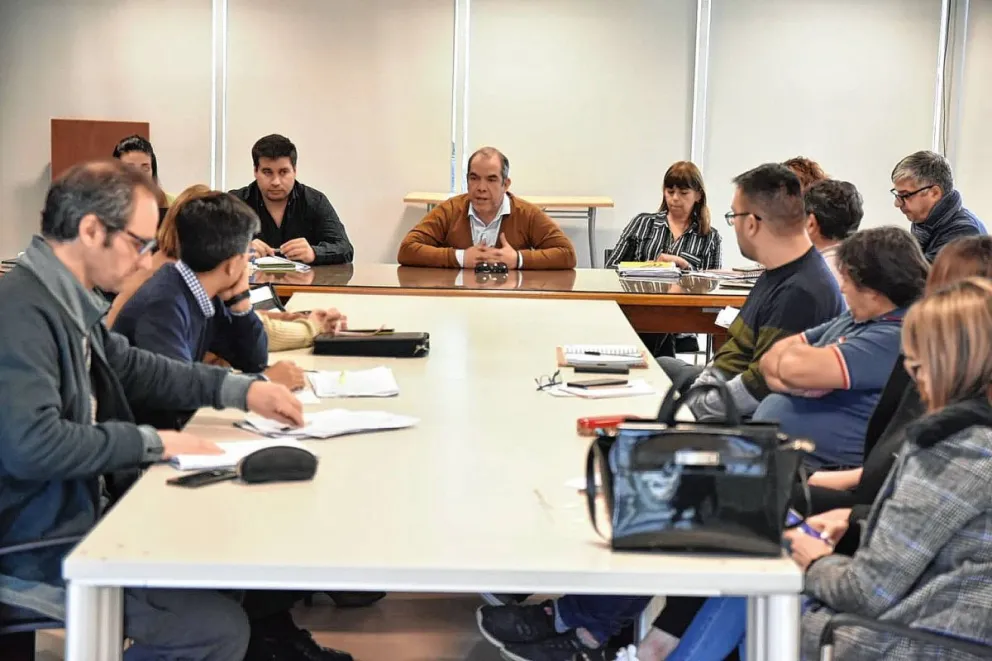 El Gobierno del Chubut recibió a los gremios docentes y pasaron a un cuarto intermedio hasta el miércoles