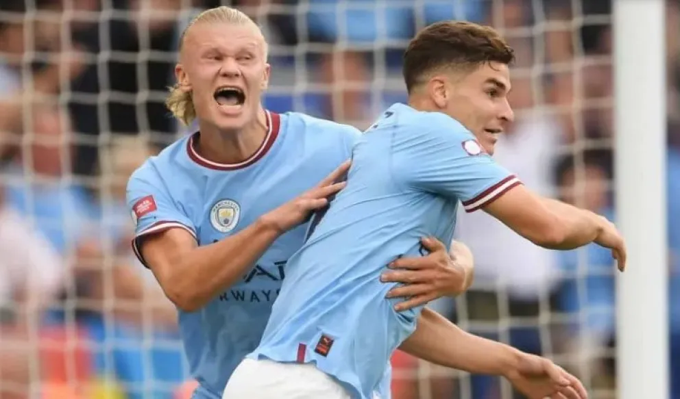 Julián Álvarez debutó con un gol en el City, pero perdió ante Liverpool 