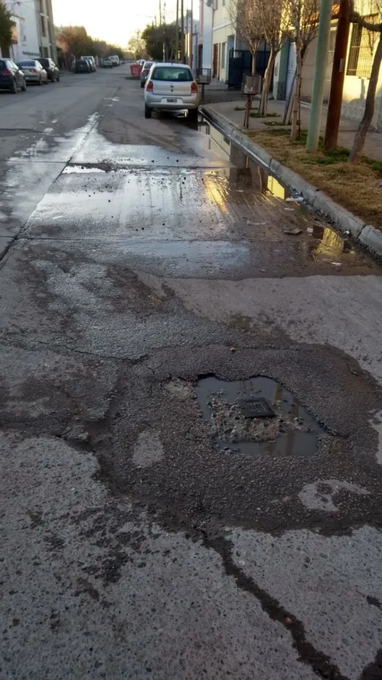 Sin respuestas: Una pérdida de agua que cumplió un mes le está afectando su casa