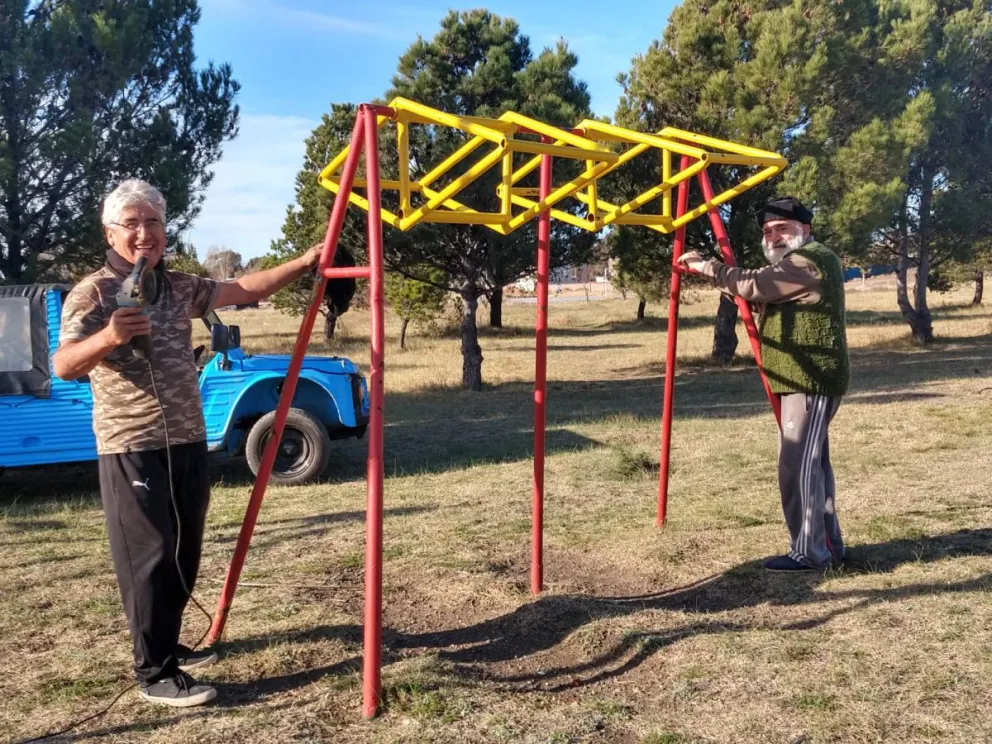 Continúa la jornada de refacción de la plaza del Balneario el Cóndor 