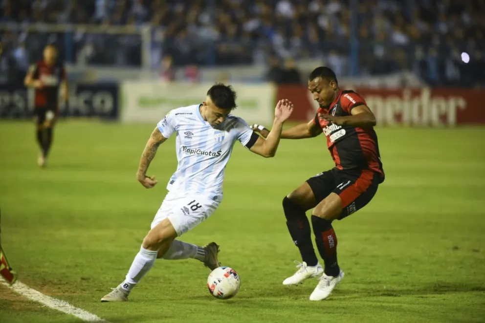 Atlético Tucumán venció a Newell’s y se afirmó en lo más alto de la tabla  