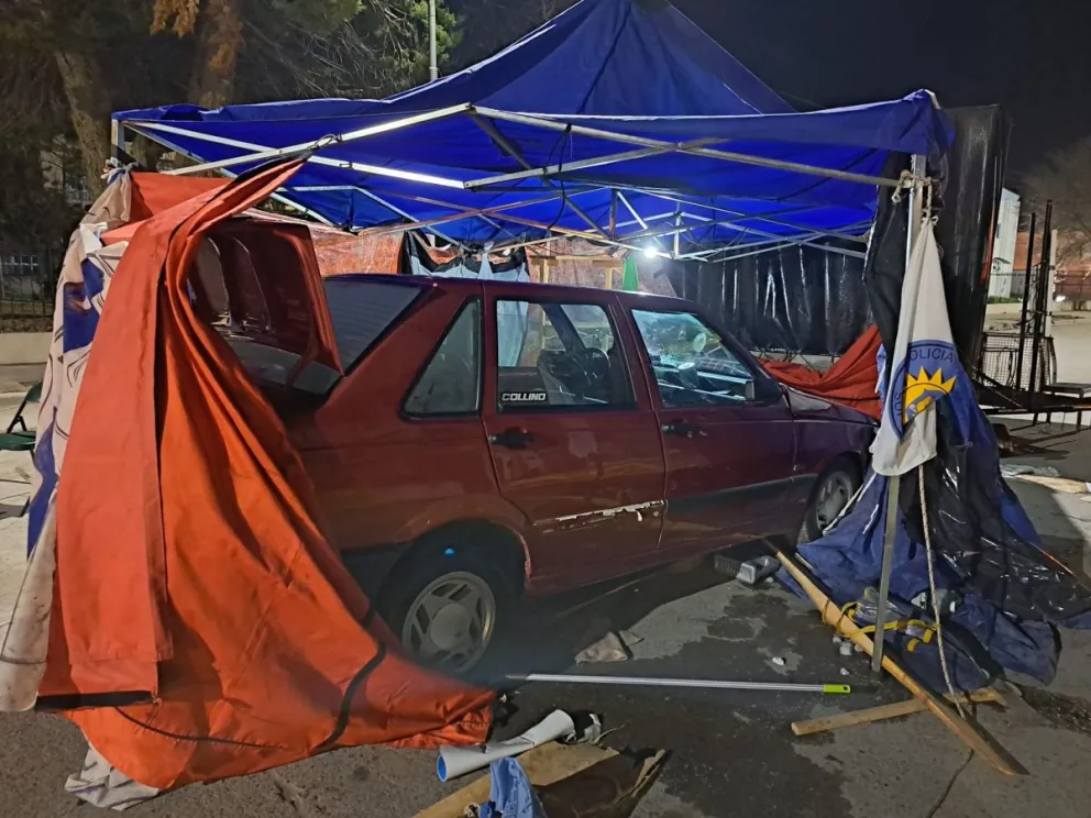 Los policías que acampan descreen del accidente 