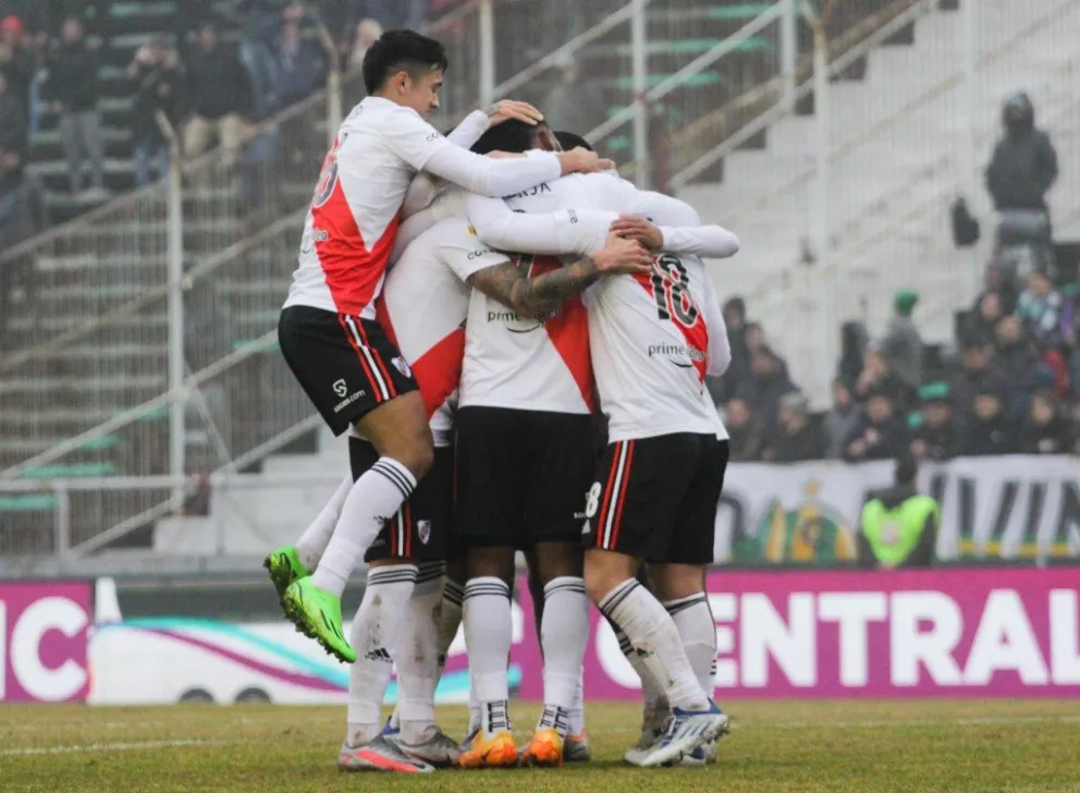 Con la intención de acercarse a la pelea, River recibe a Sarmiento de Junín